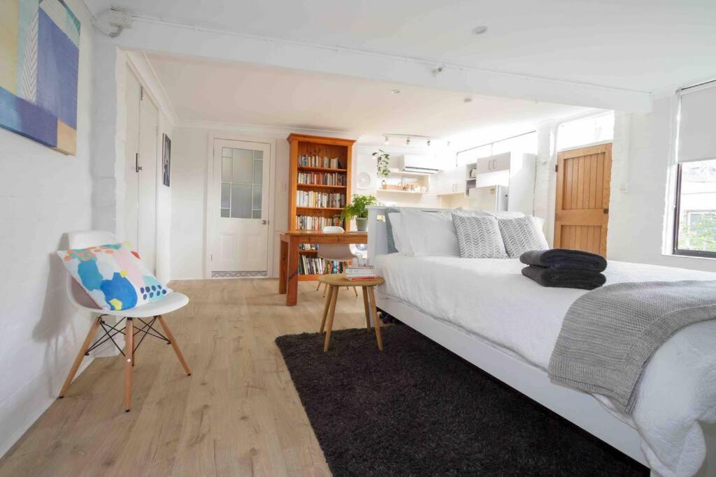 Stylish In Heart Of Annandale Village