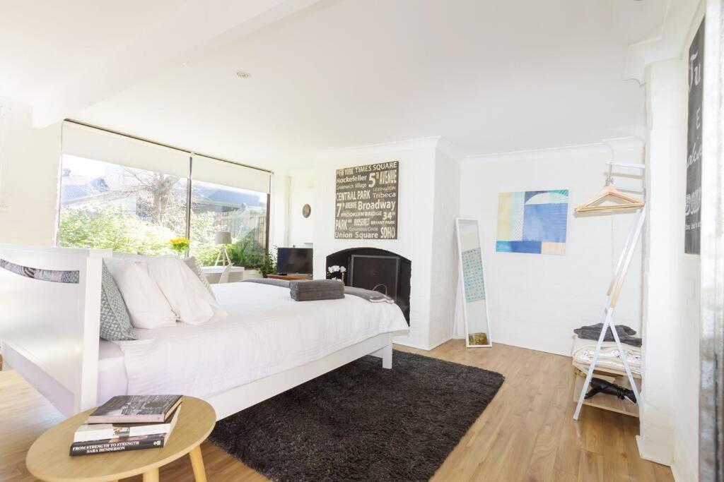 Stylish In Heart Of Annandale Village *