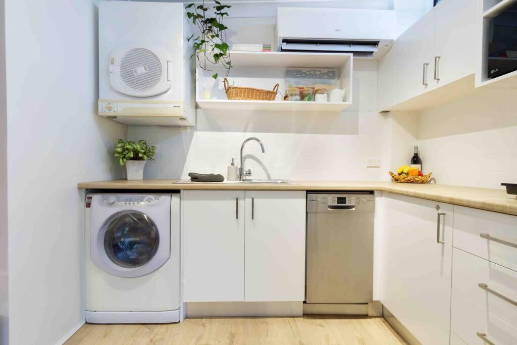 Stylish In Heart Of Annandale Village Sydney