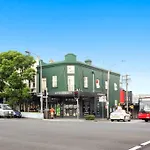Stylish Studio In Heart Of Annandale Village
